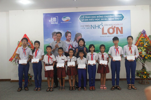 Quảng Trị: Hơn 400 triệu đồng học bổng “Vì em hiếu học” tặng học sinh nghèo