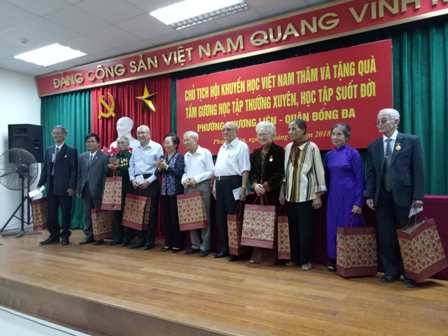 Chủ tịch Hội Khuyến học Việt Nam thăm và tặng quà các tấm gương Học tập suốt đời phường Phương Liên, quận Đống Đa, Hà Nội