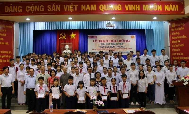 Tiền Giang: Hội Khuyến học tỉnh trao học bổng 'Quỹ Hạt giống Việt' và 'Tiếp sức đến trường' kỷ niệm 22 năm thành lập Hội KHVN