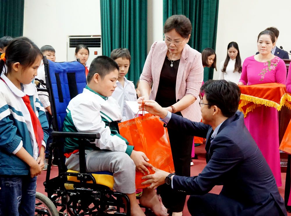 Phú Thọ: Trao học bổng “Ngôi sao hi vọng” cho học sinh là nạn nhân chất độc da cam/dioxin