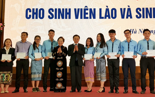 TƯ Hội Khuyến học Việt Nam trao 120 suất học bổng cho sinh viên Lào