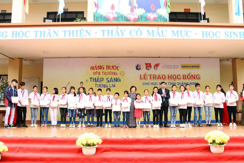 Trao học bổng Vừ A Dính cho 150 học sinh Quảng Ninh
