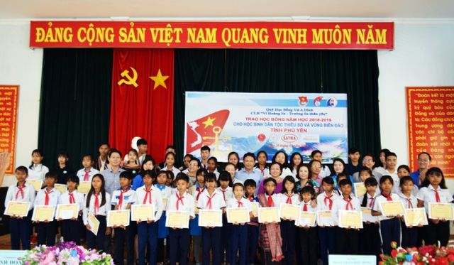 Phú Yên: Trao 110 suất học bổng cho học sinh nghèo vượt khó học giỏi