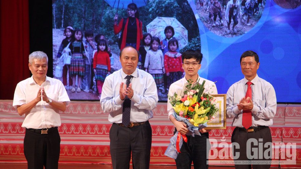 Bắc Giang: Chương trình “Tiếp bước em đến trường”, biểu dương 80 điển hình tiên tiến trong phong trào khuyến học