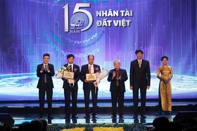 'Kỹ sư hai lúa' chế tạo máy ruôi sắn củ tươi giành giải thưởng Tự học thành tài Nhân tài Đất Việt năm 2019 