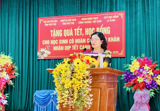 Phú Thọ: Hội Khuyến học Tỉnh tặng quà và trao học bổng cho học sinh nghèo vượt khó nhân dịp Tết