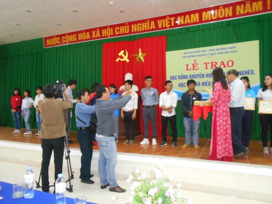 Quảng Nam: Trao học bổng cho sinh viên giỏi và sinh viên vượt khó