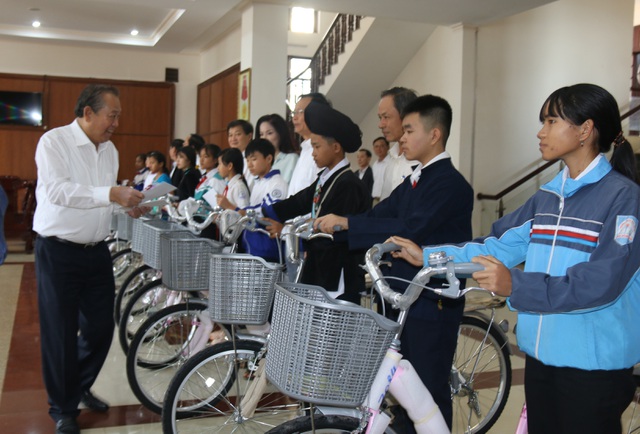  Phó Thủ tướng Trương Hòa Bình tặng quà học sinh và quỹ khuyến học Đắk Nông