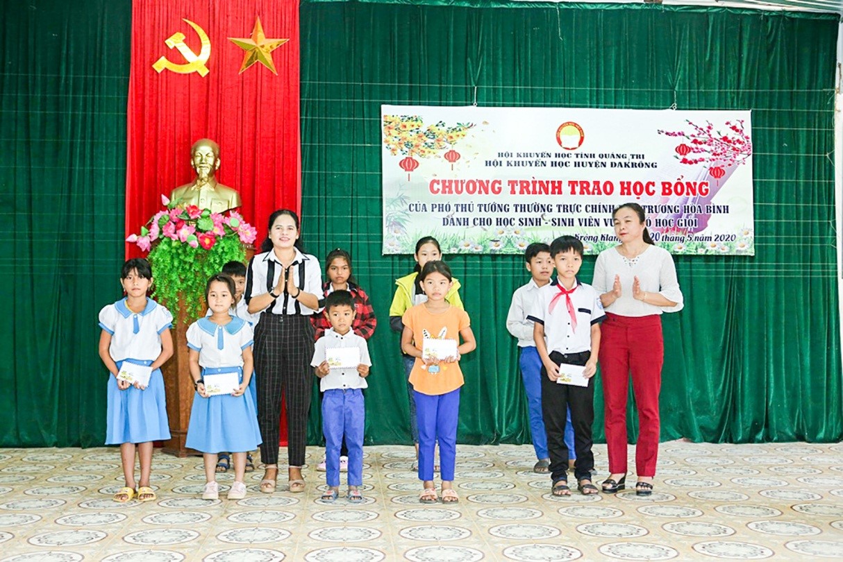 Quảng Trị: Trao học bổng của Phó Thủ tướng Thường trực Chính phủ Trương Hòa Bình và tặng máy tính, hỗ trợ tiền ăn cho trẻ miền núi