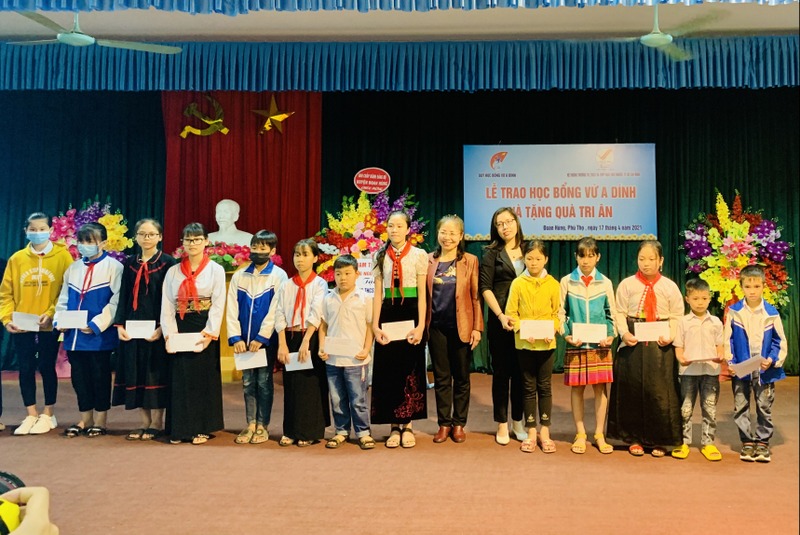 Phú Thọ: Trao học bổng Vừ A Dính tại Đoan Hùng