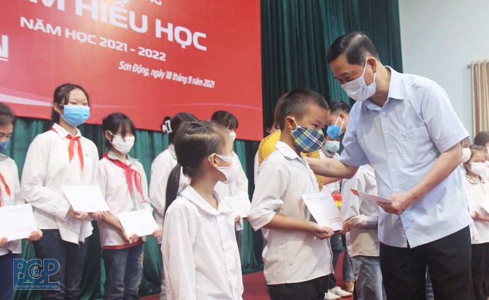 Bắc Giang: Trao học bổng 'Vì em hiếu học' cho học sinh nghèo hiếu học tại huyện Sơn Động