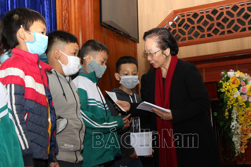  Nguyên Phó Chủ tịch nước Nguyễn Thị Doan trao học bổng cho học sinh nghèo vượt khó của tỉnh Hà Nam