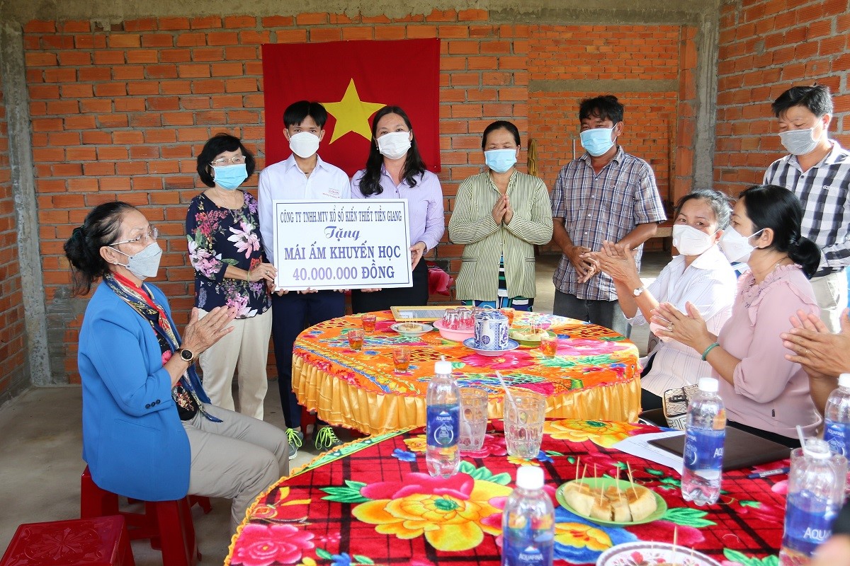 Tiền Giang: Trao tặng 'Mái ấm khuyến học' tại Thị xã Gò Công