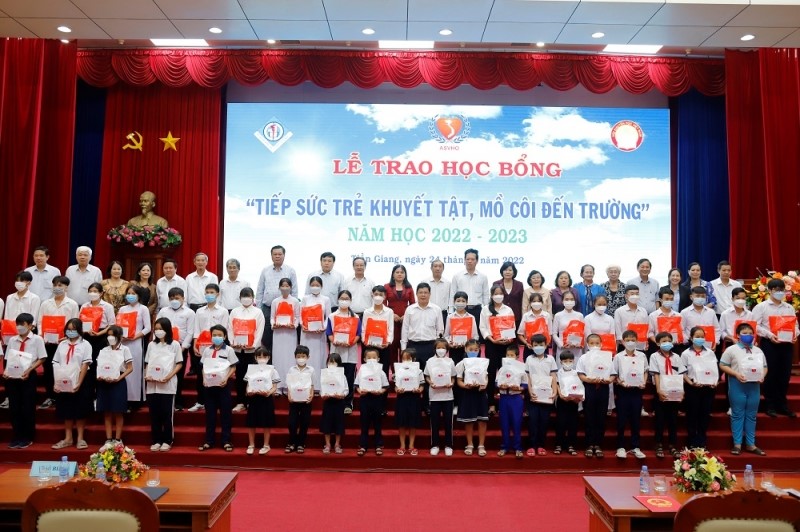 Tiền Giang: Trao học bổng cho 332 trẻ em khuyết tật, mồ côi