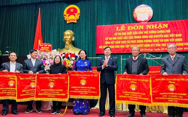 Hải Duơng: Hội Khuyến học tỉnh đón nhận cờ thi đua của Thủ tướng Chính phủ