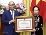 GS.TS Nguyễn Thị Doan - nguyên Phó Chủ tịch nước, Chủ tịch Hội Khuyến học Việt Nam, được tặng Huân chương Hồ Chí Minh