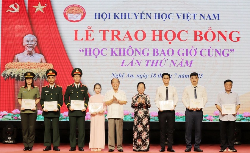 233 tấm gương hiếu học tiêu biểu được vinh danh và nhận học bổng 