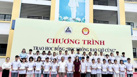 Lào Cai: Hội Khuyến học tỉnh trao 50 suất học bổng "Học không bao giờ cùng"
