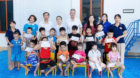 Hội Khuyến học xã Hiệp Hòa - tỉnh Bắc Ninh trao quà cho các cháu học sinh có hoàn cảnh khó khăn tại Cơ sở Giáo dục Mầm non Happy House Đông Lỗ