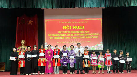 Tuyên Quang: Hội Khuyến học trao học bổng cho học sinh nghèo vượt khó