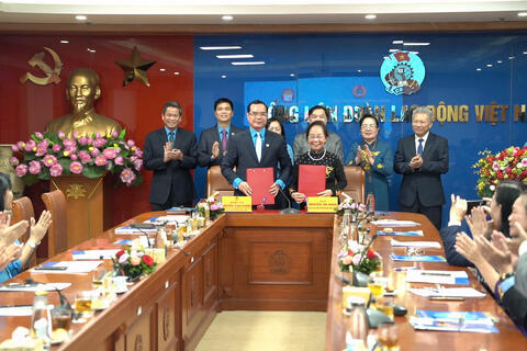 Hội Khuyến học Việt Nam ký Chương trình phối hợp với Tổng Liên đoàn lao động Việt Nam