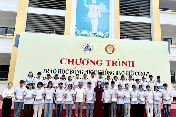 Lào Cai: Hội Khuyến học tỉnh trao 50 suất học bổng "Học không bao giờ cùng"