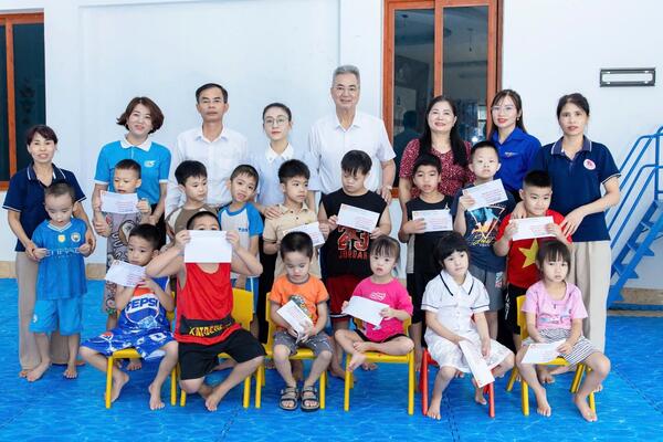 Hội Khuyến học xã Hiệp Hòa - tỉnh Bắc Ninh trao quà cho các cháu học sinh có hoàn cảnh khó khăn tại Cơ sở Giáo dục Mầm non Happy House Đông Lỗ