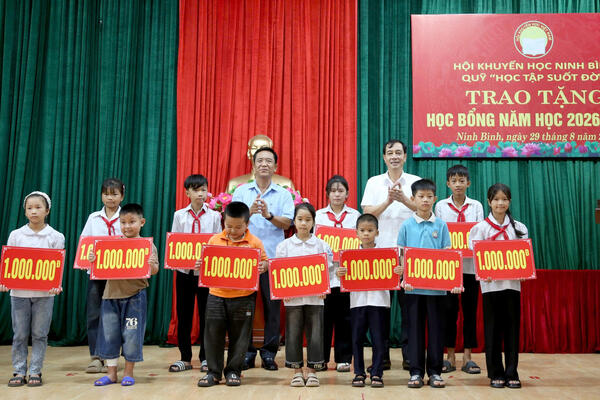 Ninh Bình: Trao học bổng Quỹ "Học tập suốt đời" cho học sinh có hoàn cảnh khó khăn