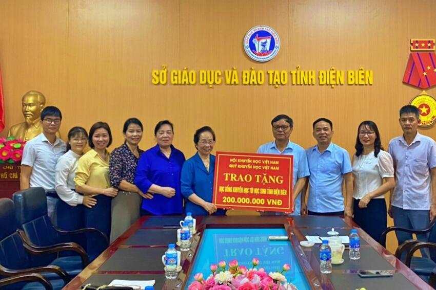 Chủ tịch Hội Khuyến học Việt Nam dâng hương tri ân liệt sĩ Điện Biên Phủ, trao tặng học bổng cho học sinh Điện Biên