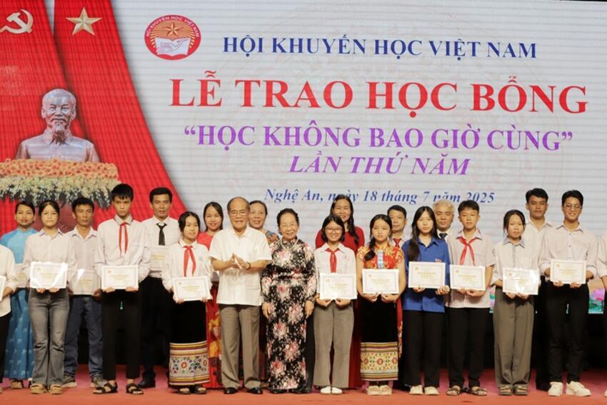 Phát biểu lay động về "học không bao giờ cùng” của nữ sinh đặc biệt ở Nghệ An