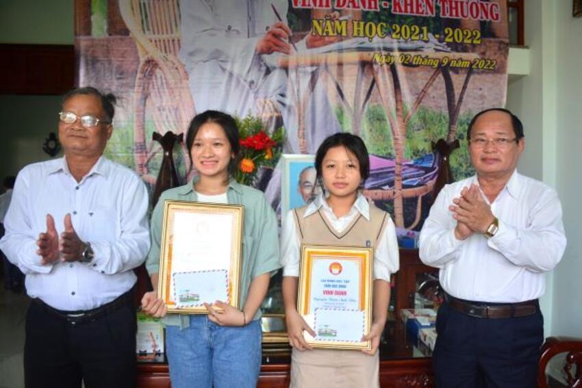 Quảng Ngãi: Ấm áp và ý nghĩa tại buổi vinh danh, khen thưởng cho các cháu năm học 2021-2022 của gia đình học tập Trần Đức Minh