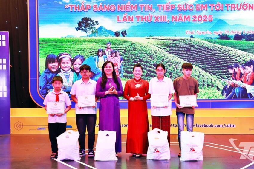 Thái Nguyên tổ chức chương trình "Thắp sáng niềm tin, tiếp sức em tới trường"