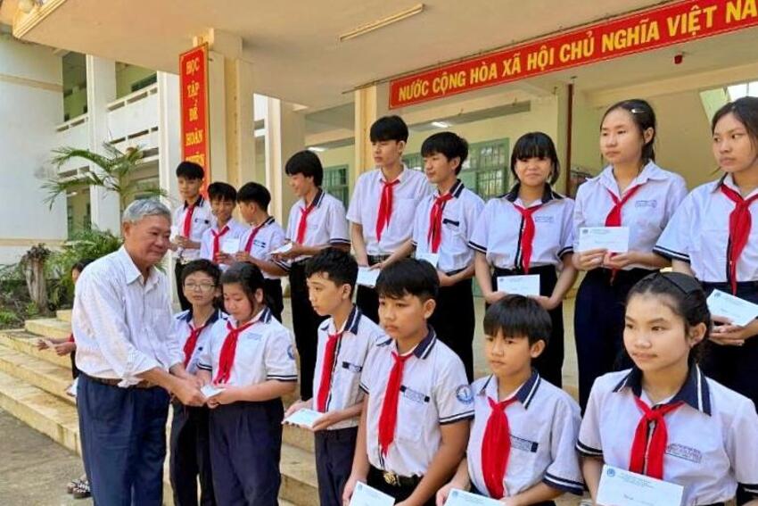 Hội Khuyến học Khánh Hòa hỗ trợ học sinh bị ảnh hưởng bão lũ tại 7 điểm trường