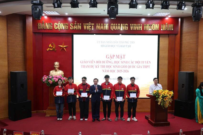 Phú Thọ: Hội Khuyến học tỉnh tặng quà các đội tuyển thi học sinh giỏi quốc gia THPT năm học 2025 – 2026