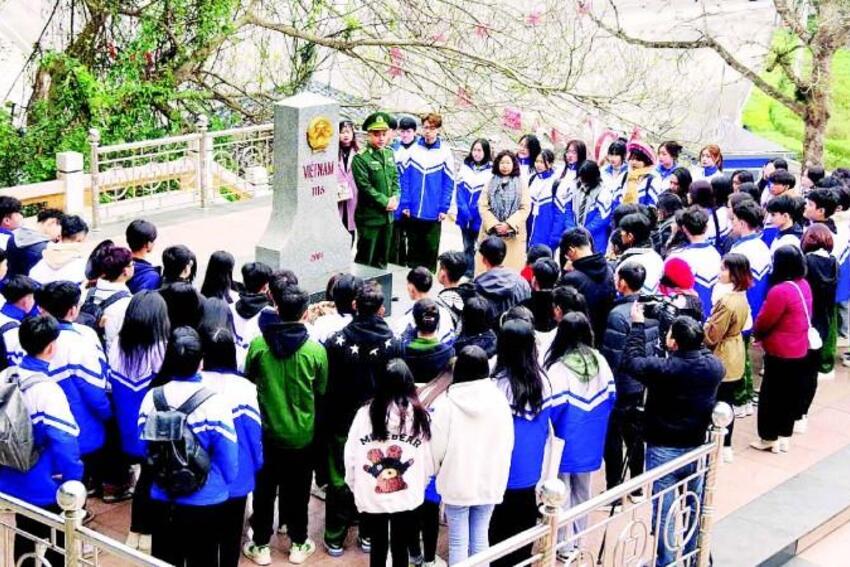 Học bên cột mốc biên cương