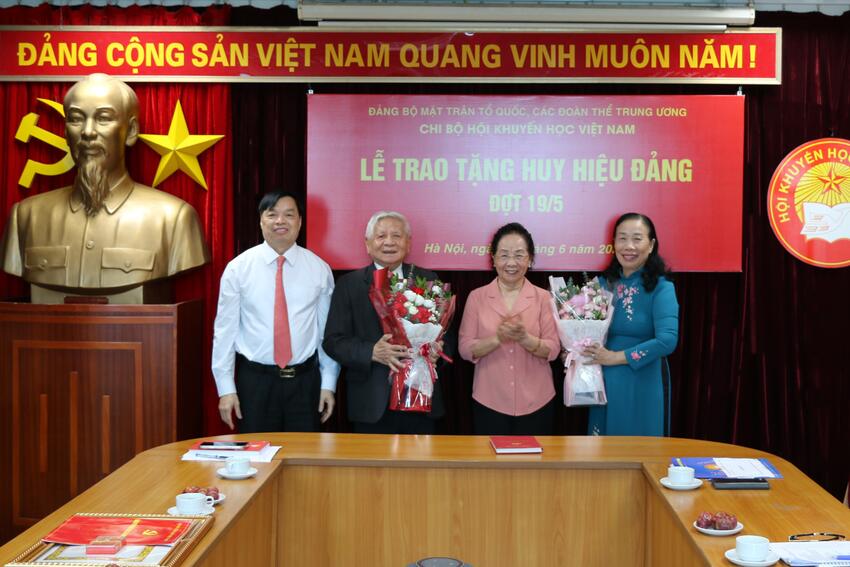 Chi bộ Hội Khuyến học Việt Nam trao tặng Huy hiệu 65 năm và 45 năm tuổi Đảng