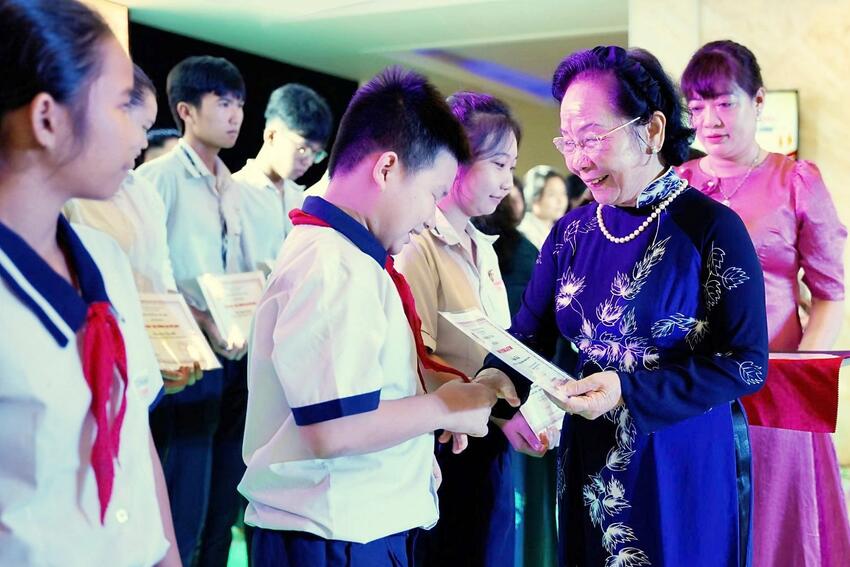 Hội Khuyến học Việt Nam trao học bổng “Học không bao giờ cùng” lần thứ 6 vinh danh 310 tấm gương tiêu biểu