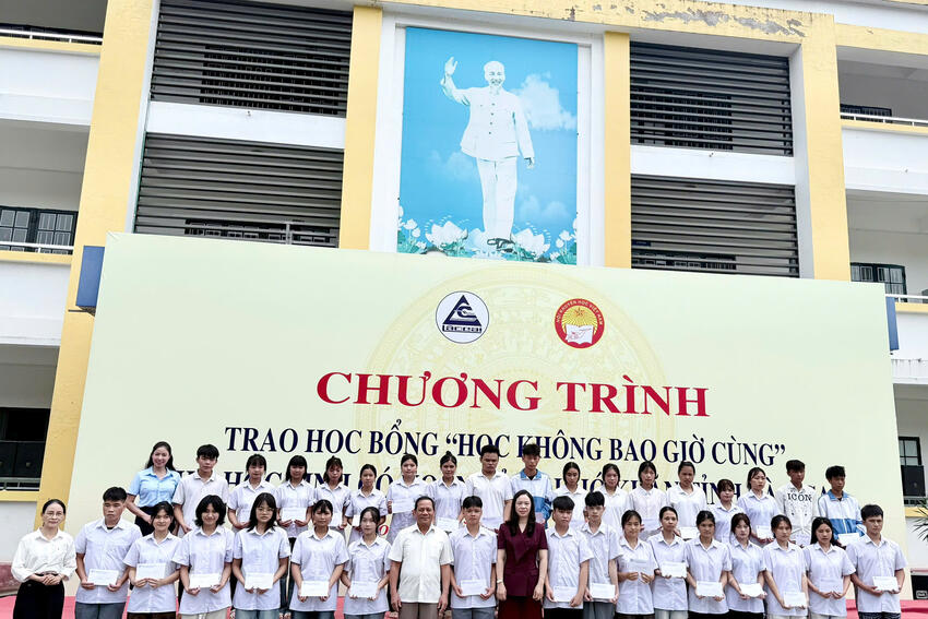 Lào Cai: Hội Khuyến học tỉnh trao 50 suất học bổng "Học không bao giờ cùng"