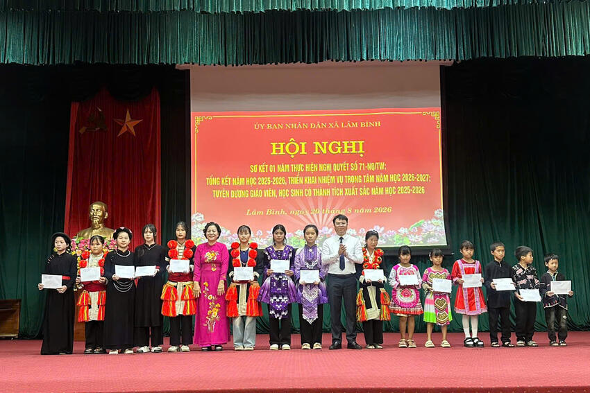 Tuyên Quang: Hội Khuyến học trao học bổng cho học sinh nghèo vượt khó