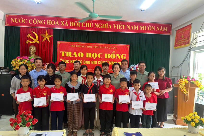 Tuyên Quang: Hội Khuyến học tháo gỡ khó khăn, đẩy nhanh công tác kiện toàn tổ chức và trao học bổng “Học Không bao giờ cùng” tại 3 xã
