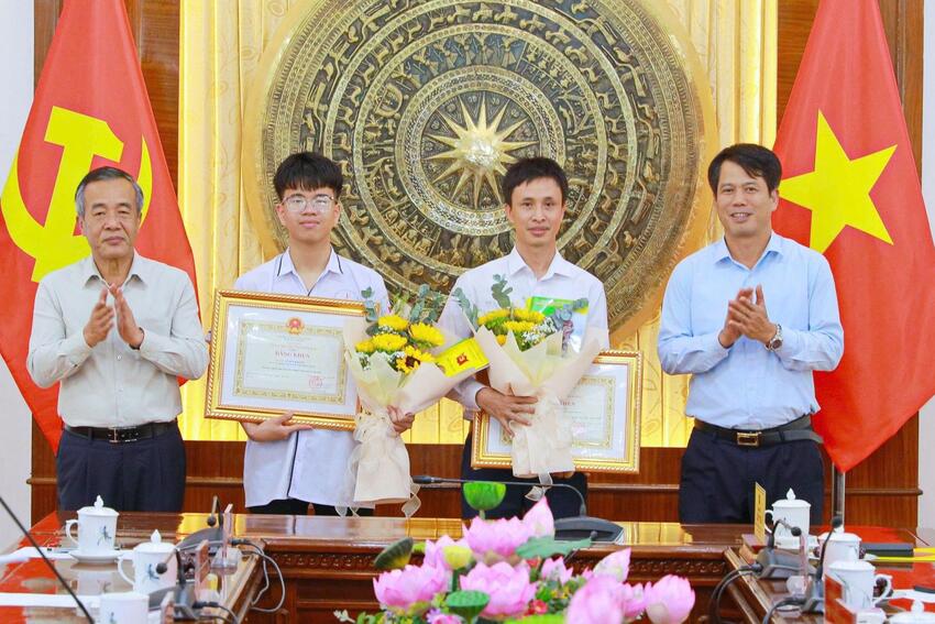 Thanh Hoá trao thưởng cho học sinh đoạt giải trong các kỳ thi  Olympic Châu Á và Quốc tế
