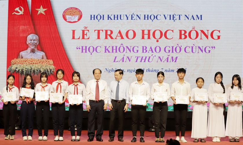 233 tấm gương hiếu học tiêu biểu được vinh danh và nhận học bổng 