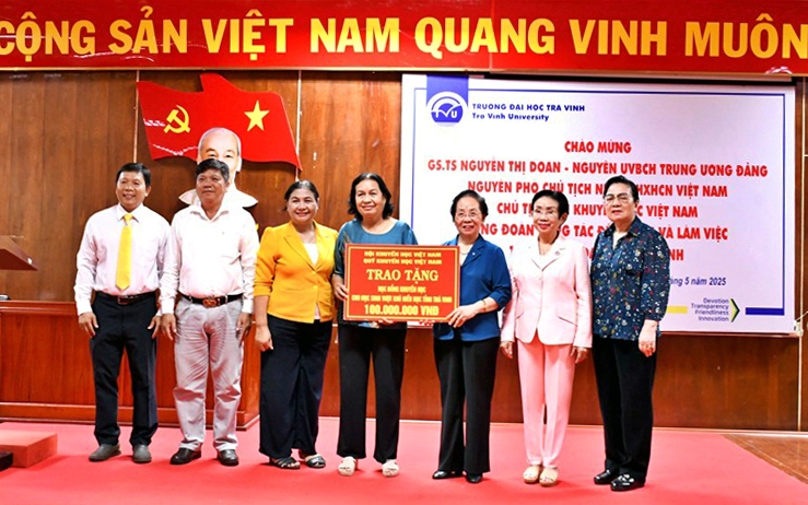 GS.TS Nguyễn Thị Doan, Chủ tịch Hội Khuyến học Việt Nam làm việc với Trường Đại học Trà Vinh - Ảnh 3.