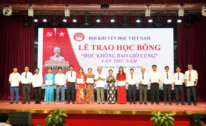 233 tấm gương hiếu học tiêu biểu được vinh danh và nhận học bổng 