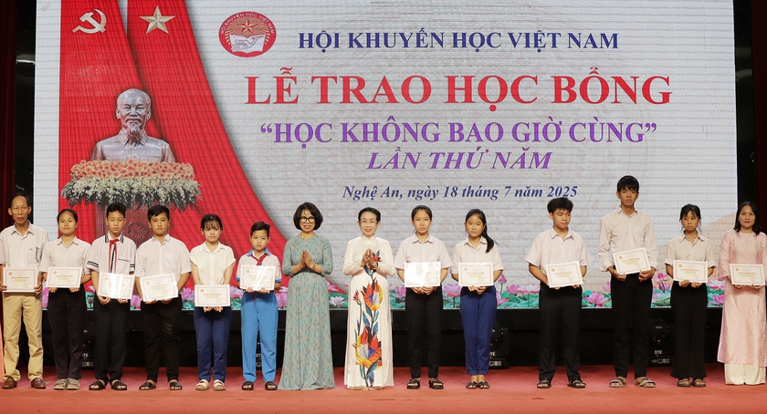 233 tấm gương hiếu học tiêu biểu được vinh danh và nhận học bổng 