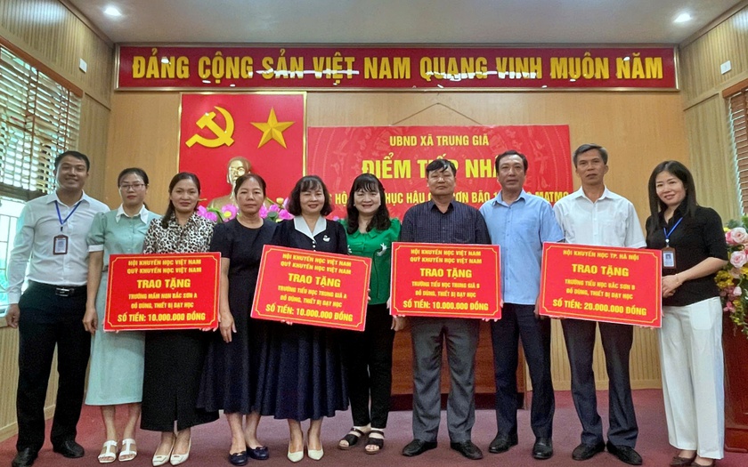 Chương trình trao quà hỗ trợ các trường học bị ảnh hưởng bởi lũ lụt - Ảnh 2.