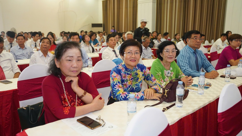 233 tấm gương hiếu học tiêu biểu được vinh danh và nhận học bổng 
