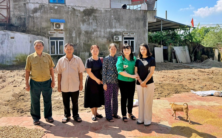 Chương trình trao quà hỗ trợ các trường học bị ảnh hưởng bởi lũ lụt - Ảnh 5.