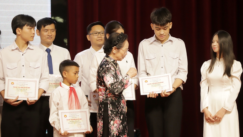 233 tấm gương hiếu học tiêu biểu được vinh danh và nhận học bổng 