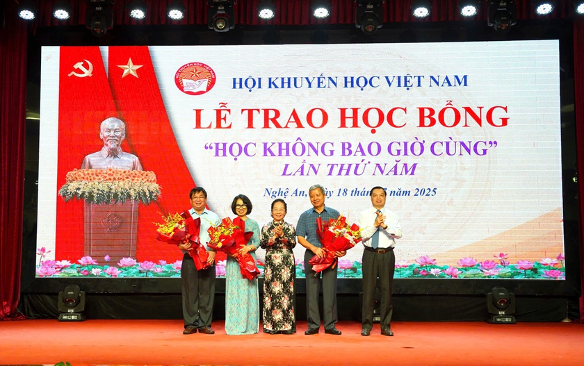 233 tấm gương hiếu học tiêu biểu được vinh danh và nhận học bổng 